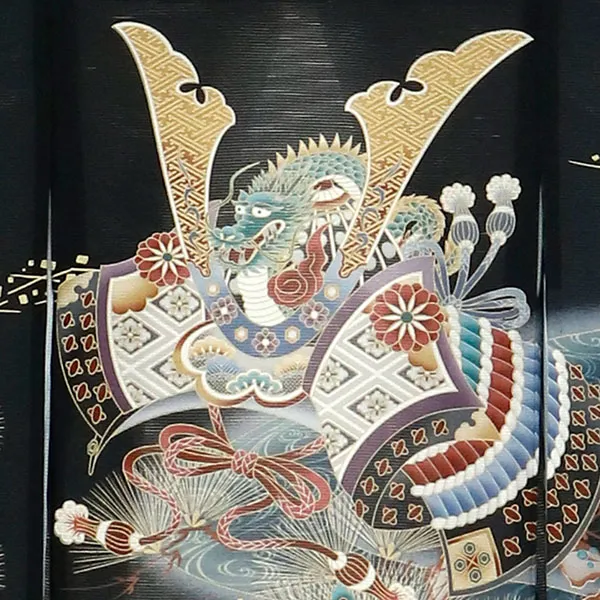 お宮参り産着／黒地に兜と松・流水の絽の祝い着／男児／背中の柄詳細
