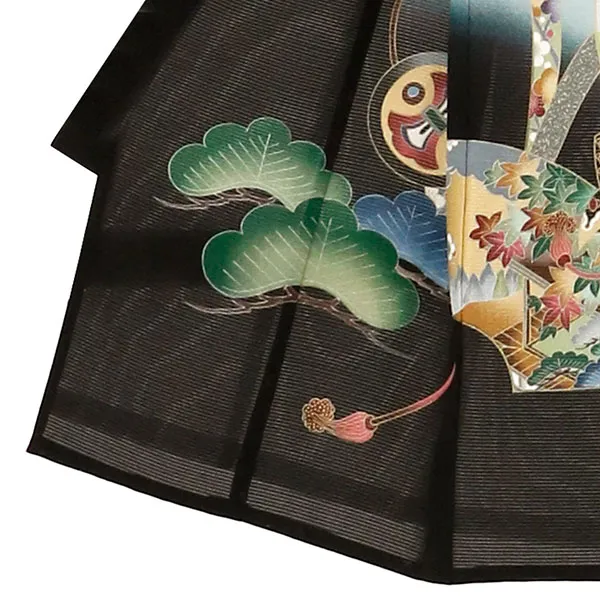 【涼しい】お宮参り産着／黒地に鷹と兜に扇面の絽の祝い着／男児／左裾詳細