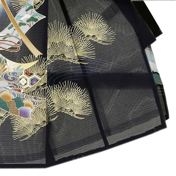 【涼しい】お宮参り産着／黒地に兜と几帳に松の絽の祝い着／男児／右裾詳細