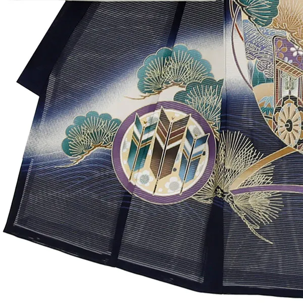 【涼しい】お宮参り産着／紺地に兜と几帳に松の絽の祝い着／男児／左裾詳細