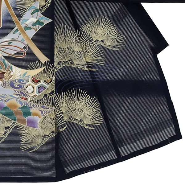 【涼しい】お宮参り産着／紺地に兜と几帳に松の絽の祝い着／男児／右裾詳細