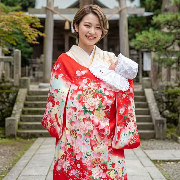 お宮参り産着／<藤> 赤地に鞠と牡丹の祝い着／女児（ポリエステル）