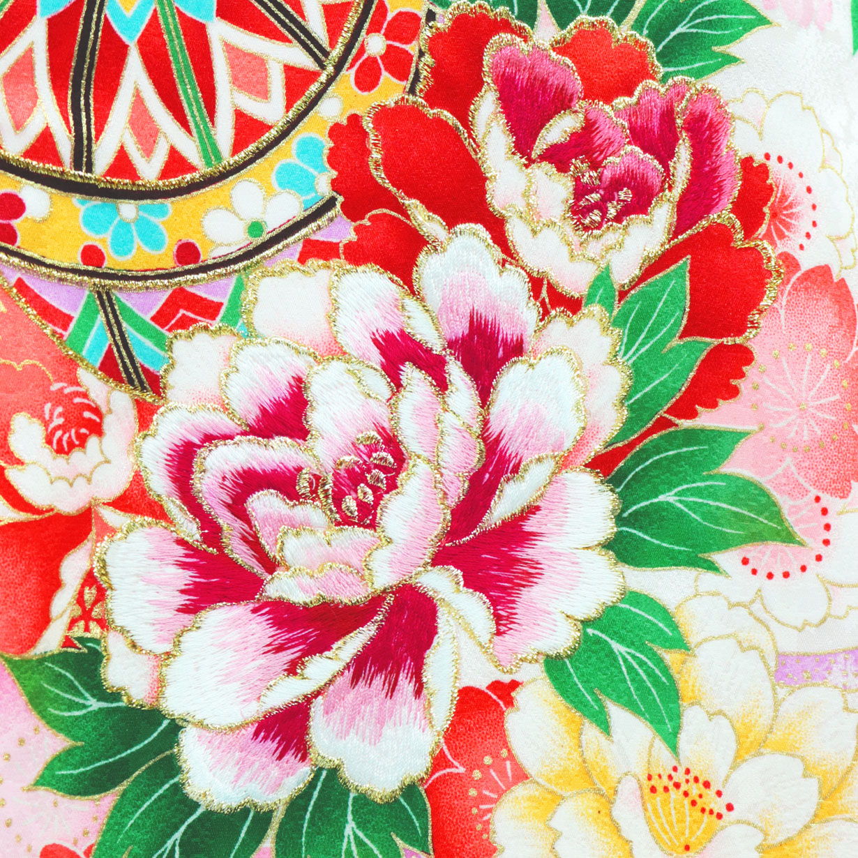 白地に鈴と牡丹の祝い着（産着）／女児／刺繍の柄詳細