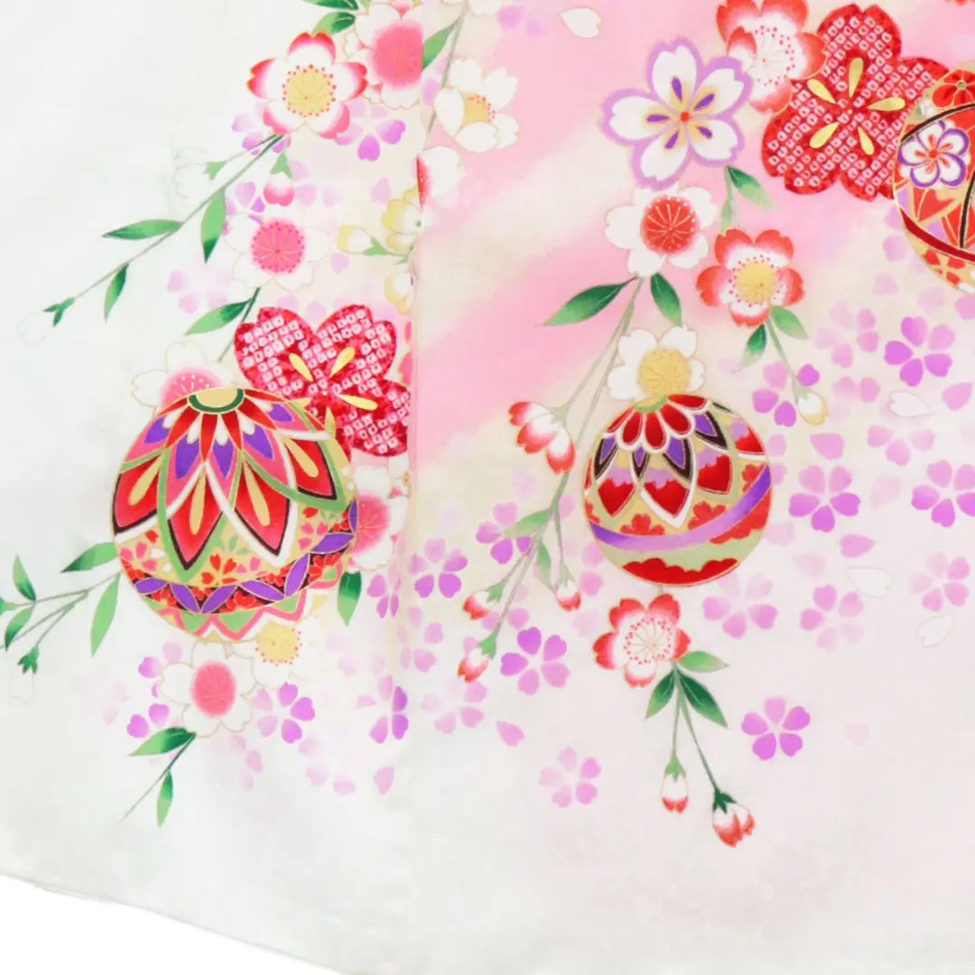 白地に鞠としだれ桜の祝い着（産着）／左裾詳細