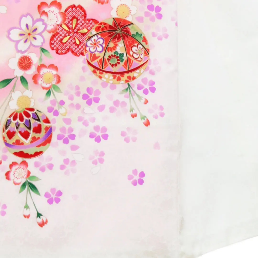 白地に鞠としだれ桜の祝い着（産着）／右裾詳細