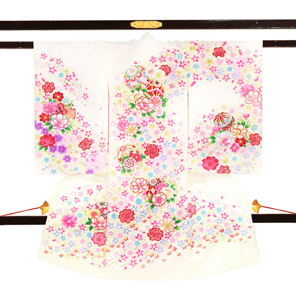 <鈴> クリーム地に鞠と牡丹の祝い着