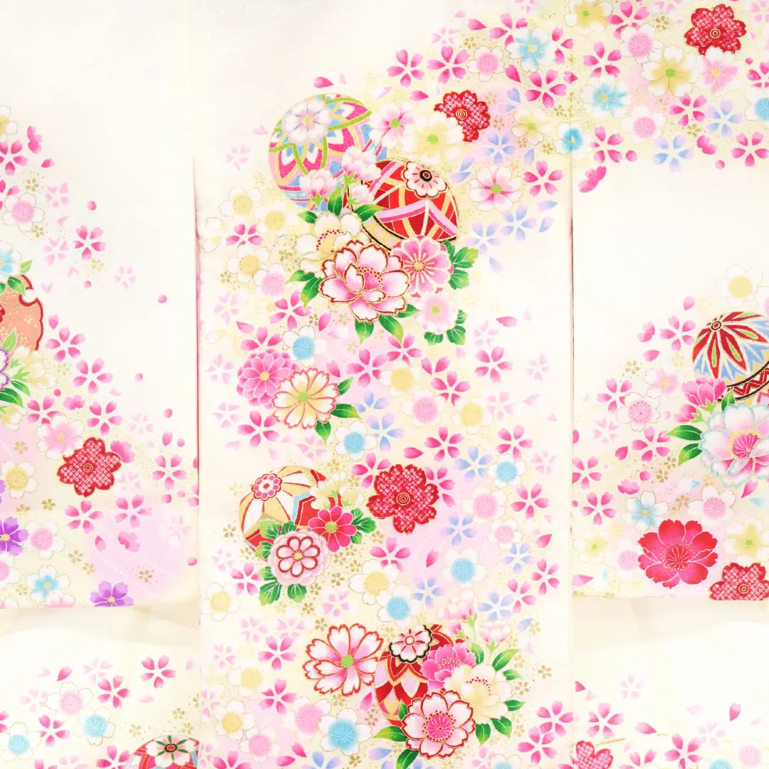 <鈴> クリーム地に鞠と牡丹の祝い着／背中詳細