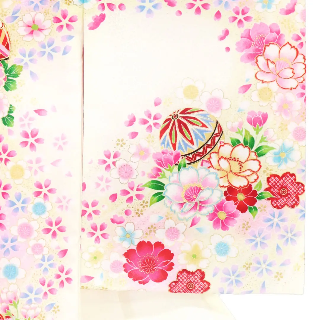 <鈴> クリーム地に鞠と牡丹の祝い着／右袖詳細