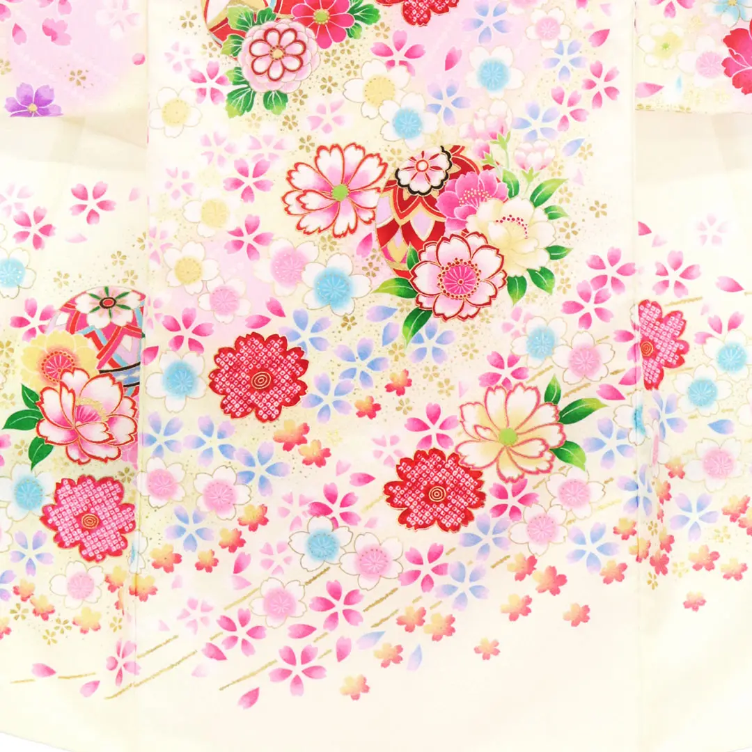 <鈴> クリーム地に鞠と牡丹の祝い着／裾中央詳細