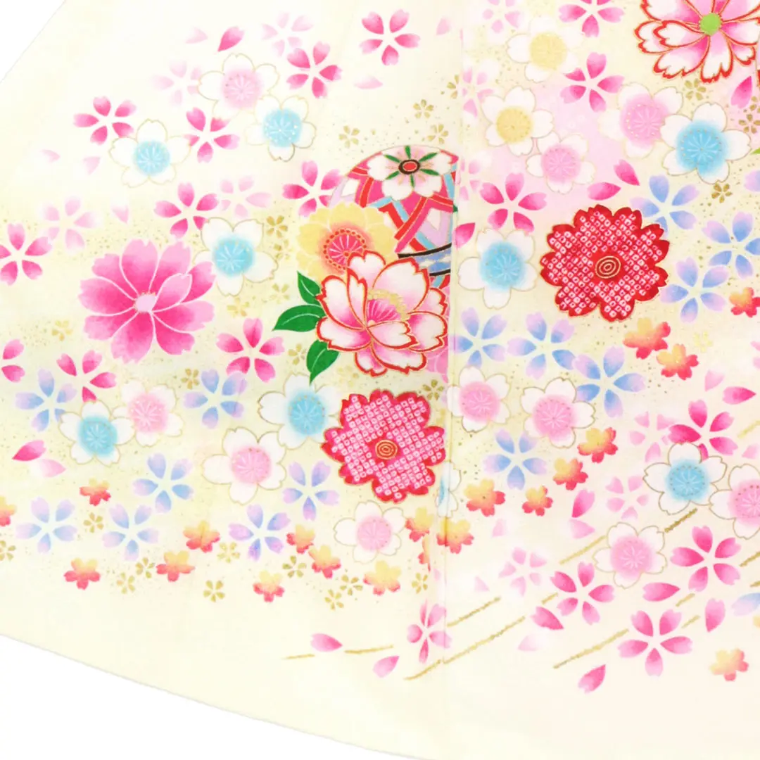 <鈴> クリーム地に鞠と牡丹の祝い着／左裾詳細