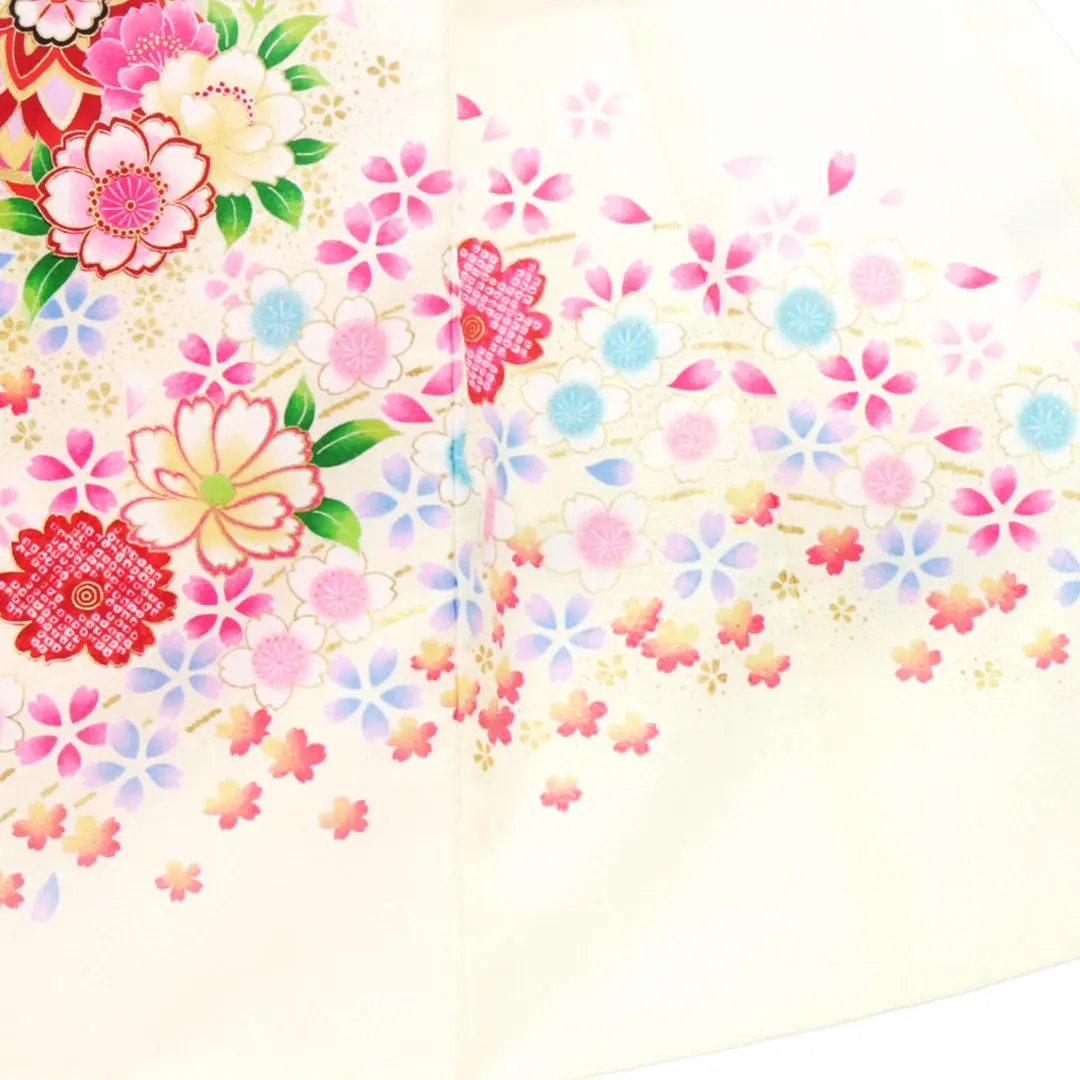 <鈴> クリーム地に鞠と牡丹の祝い着／右裾詳細