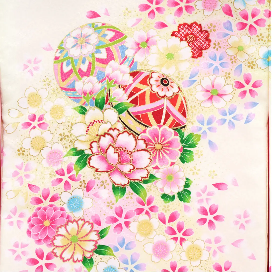 <鈴> クリーム地に鞠と牡丹の祝い着／背中の柄詳細