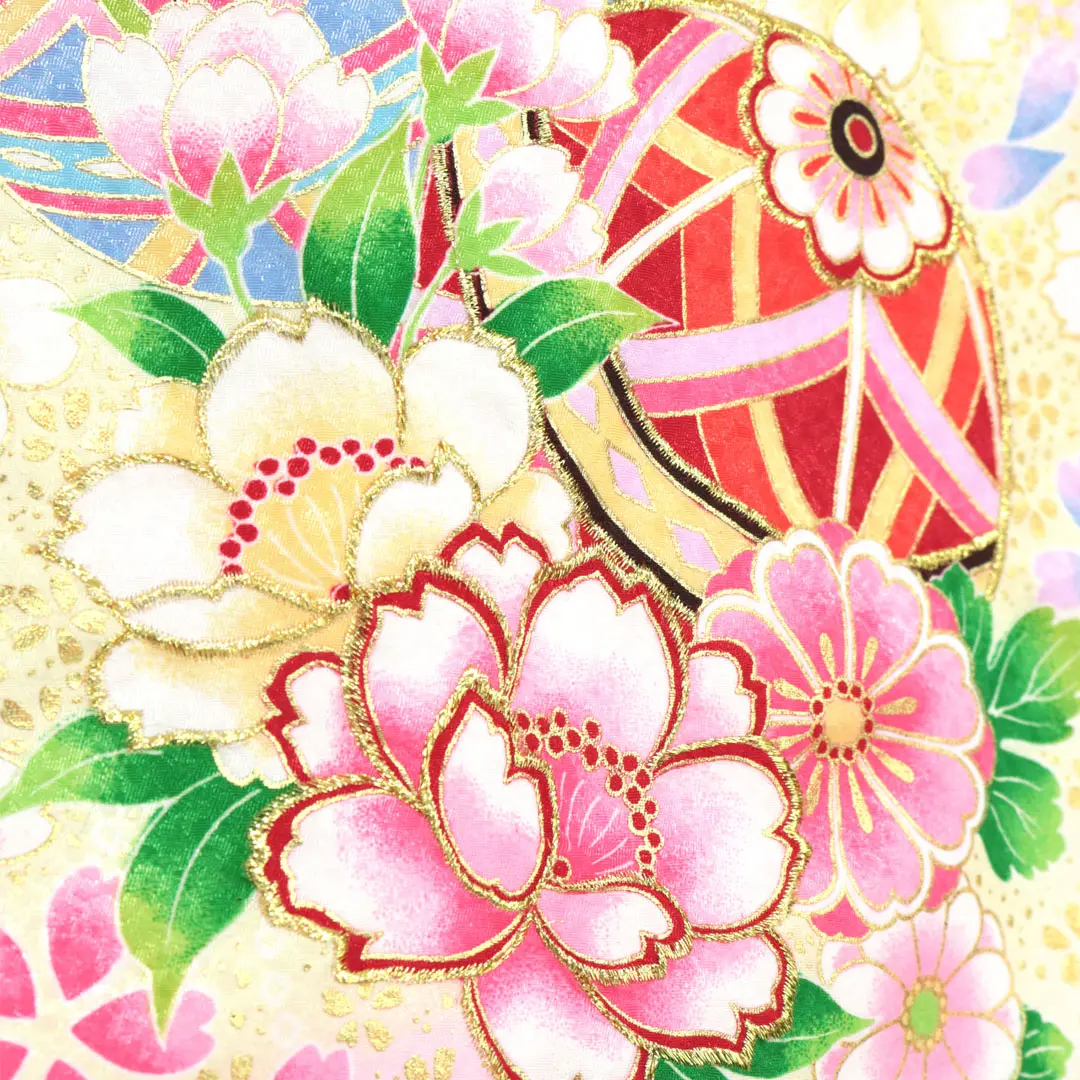 <鈴> クリーム地に鞠と牡丹の祝い着／鞠の柄詳細