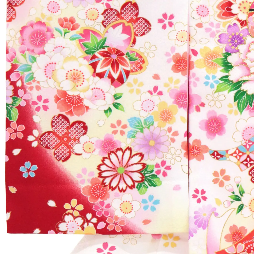 <翔月> 白地に鞠と四季花、熨斗の祝い着／左袖詳細