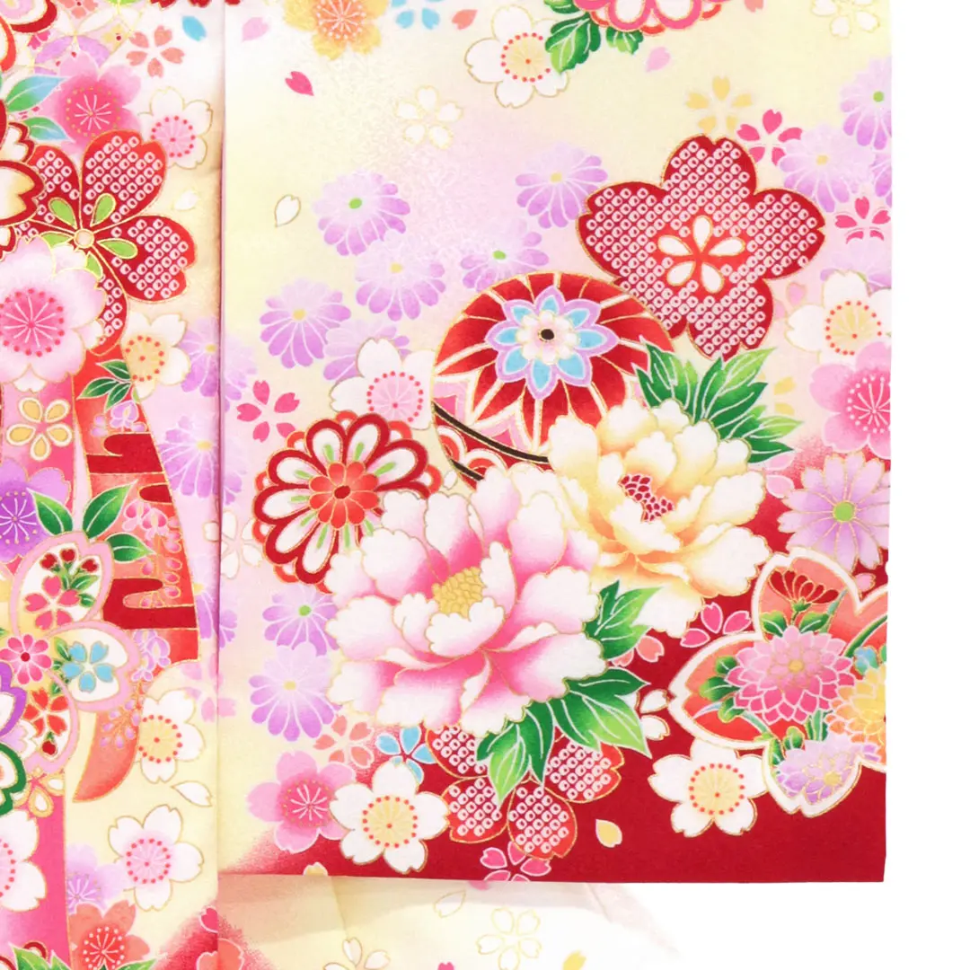 <翔月> 白地に鞠と四季花、熨斗の祝い着／右袖詳細