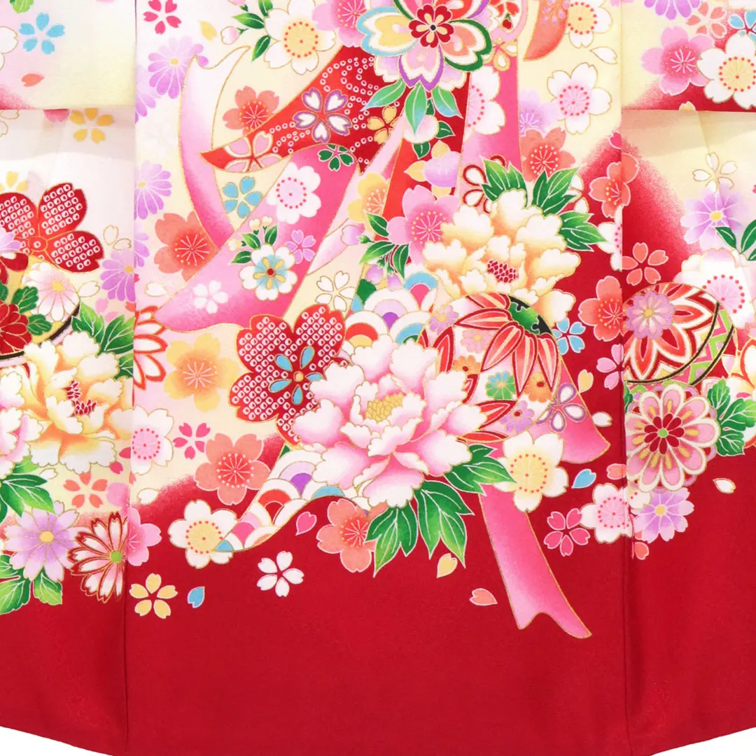 <翔月> 白地に鞠と四季花、熨斗の祝い着／裾中央詳細