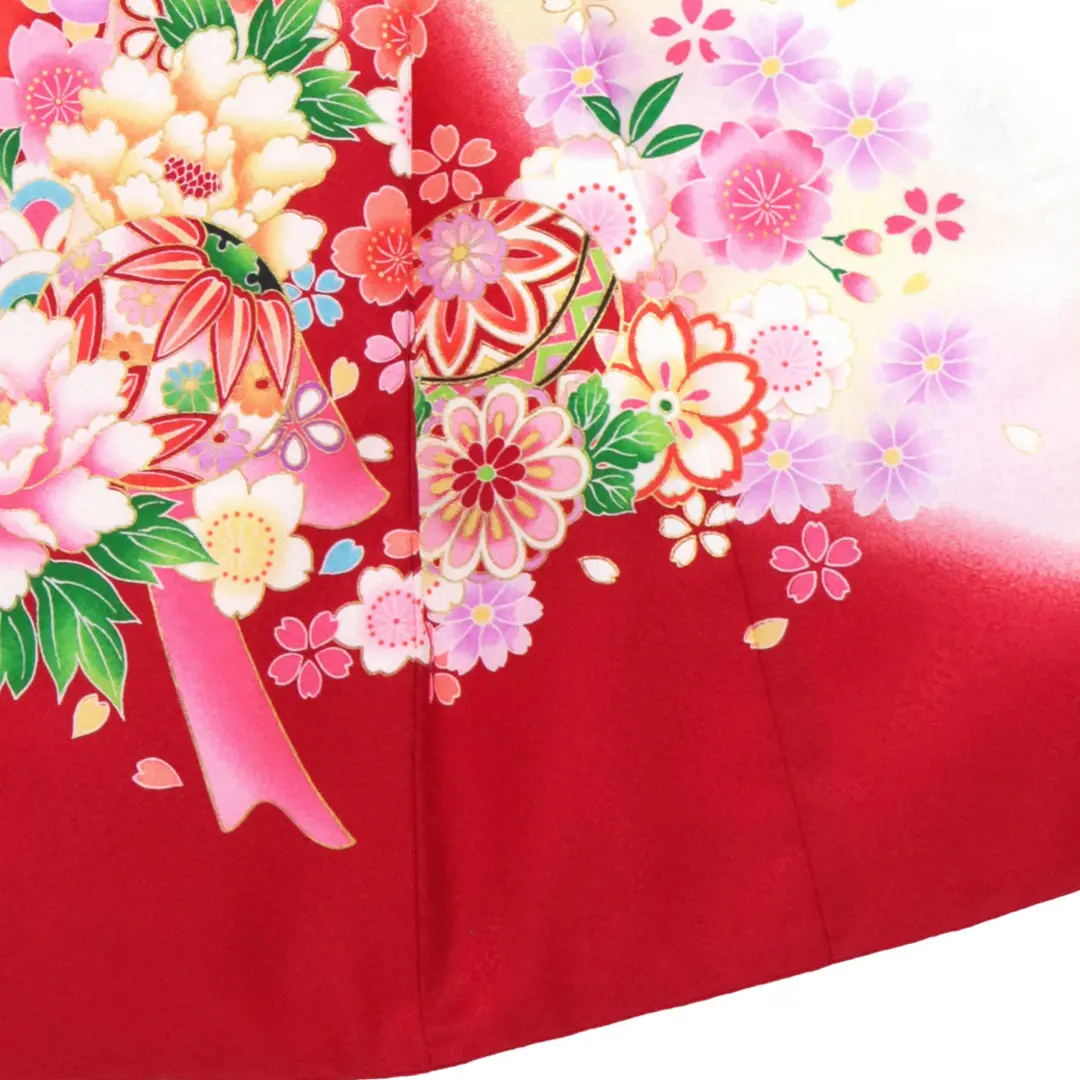 <翔月> 白地に鞠と四季花、熨斗の祝い着／右裾詳細