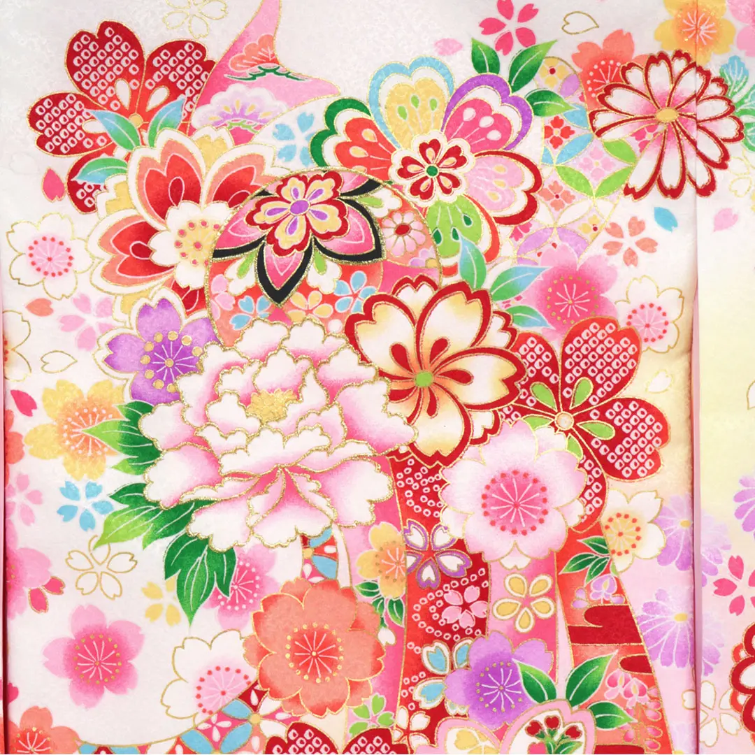 <翔月> 白地に鞠と四季花、熨斗の祝い着／背中の柄詳細