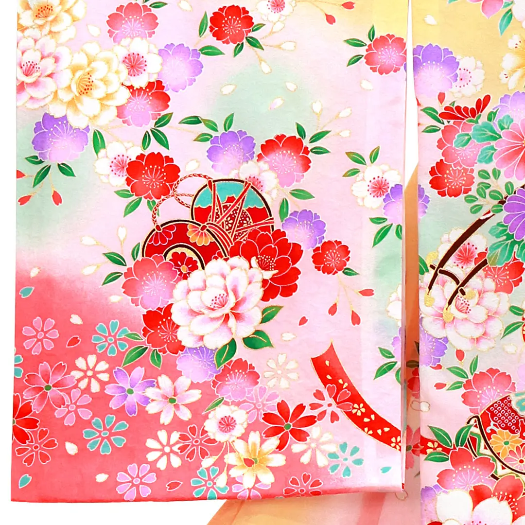 薄黄色地に花車と鼓の祝い着（産着）／左袖詳細