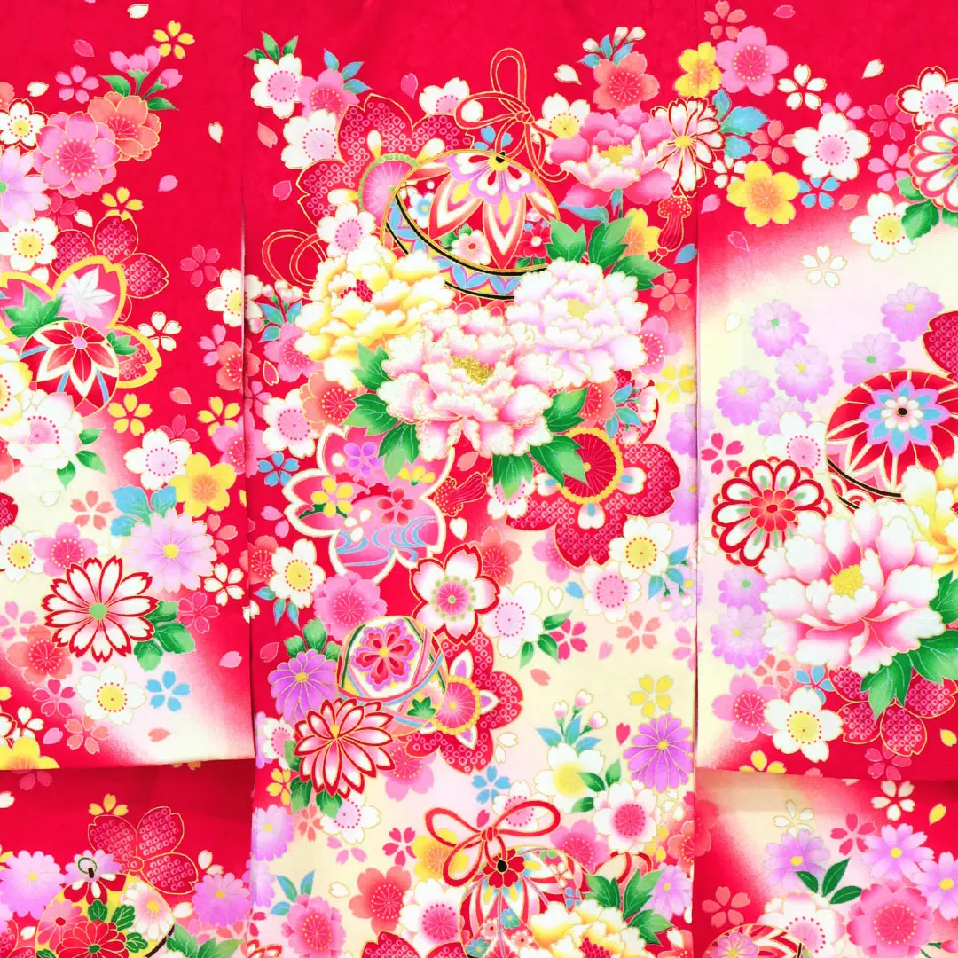 <翔月> 赤地に四季花と鈴の祝い着／背中詳細