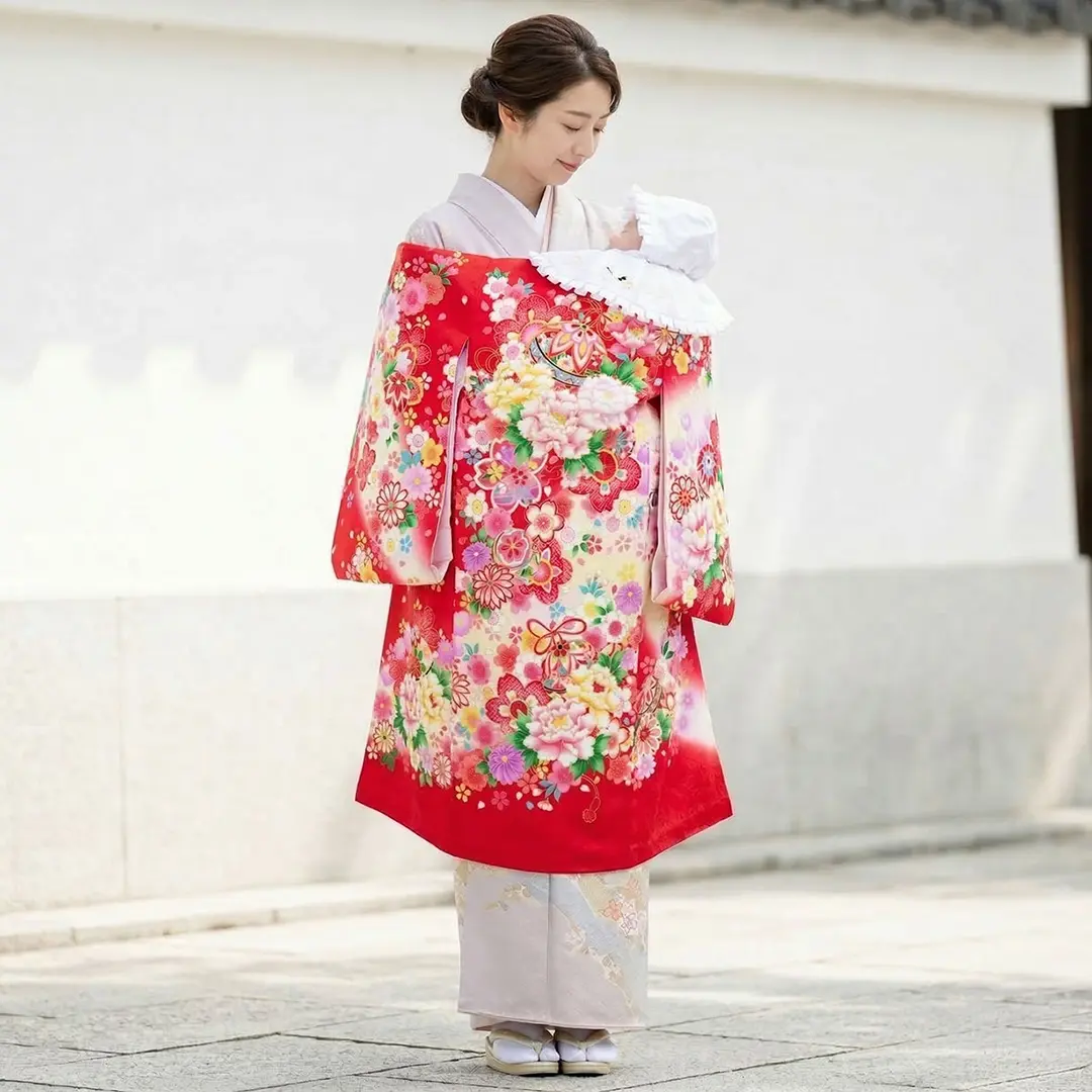 お宮参り産着／<翔月> 赤地に四季花と鈴の祝い着／女児／着用イメージ