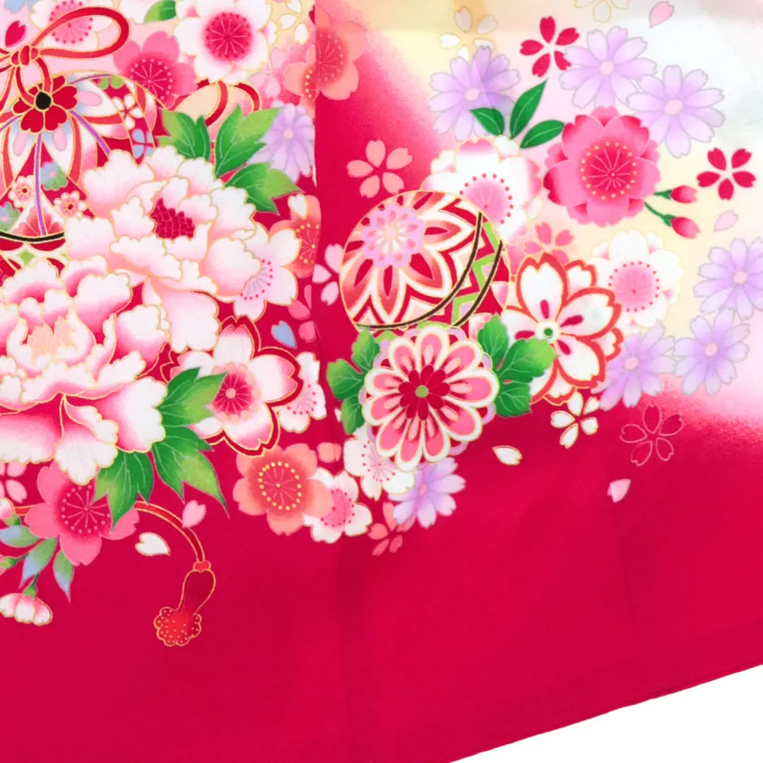 お宮参り産着／<翔月> 白地に四季花と鈴の祝い着／女児／右裾詳細