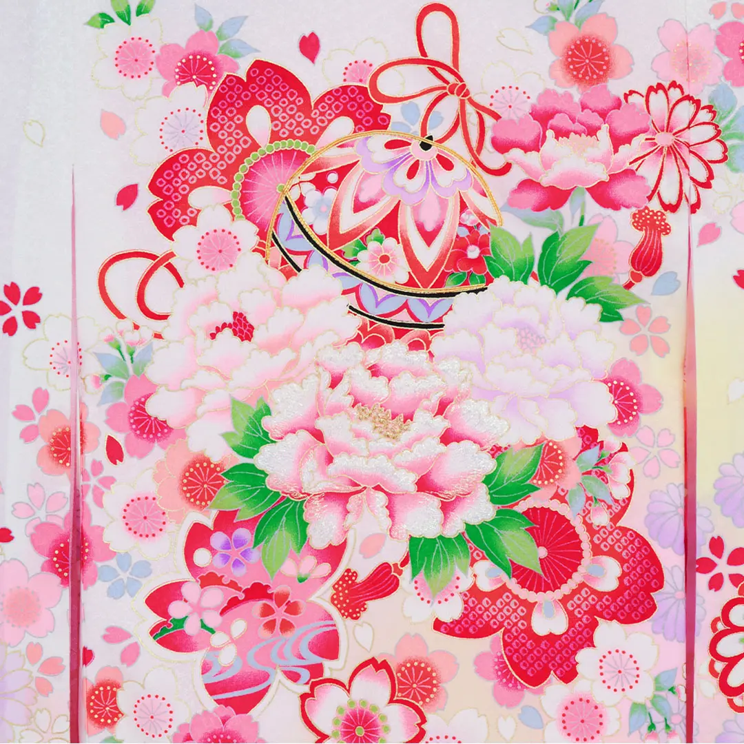 お宮参り産着／<翔月> 白地に四季花と鈴の祝い着／女児／背中の柄詳細