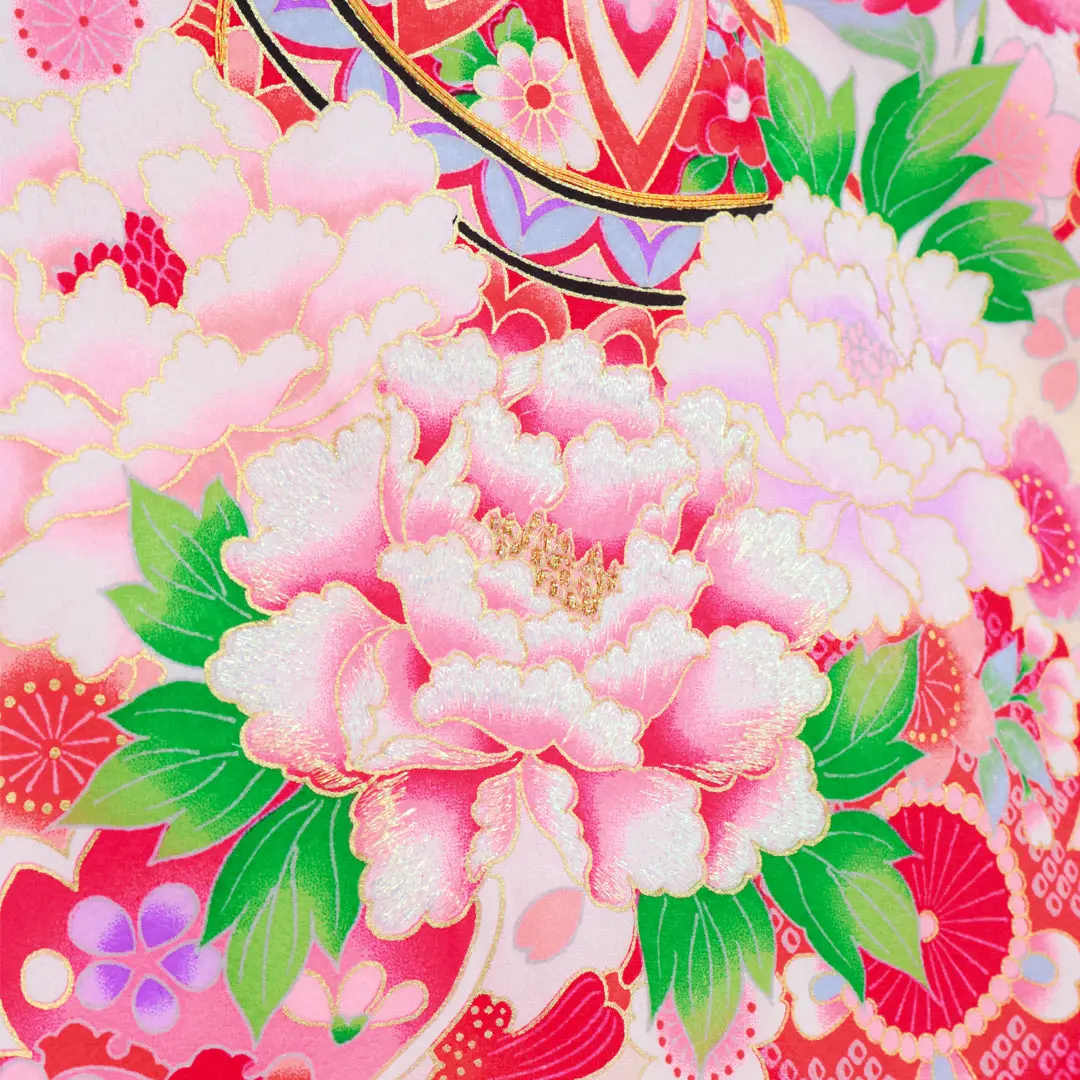 お宮参り産着／<翔月> 白地に四季花と鈴の祝い着／女児／鞠の柄詳細