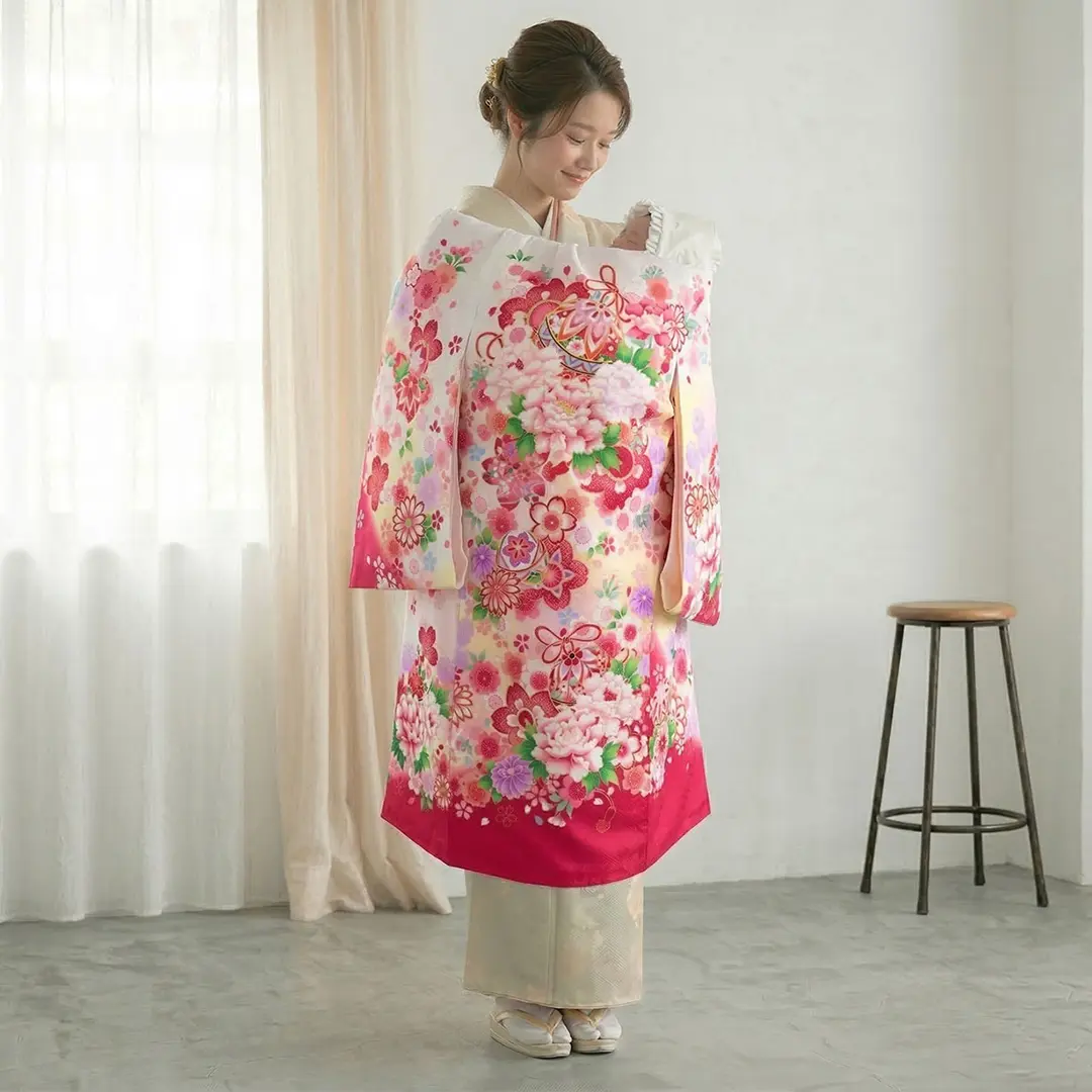 お宮参り産着／<翔月> 白地に四季花と鈴の祝い着／女児／着用イメージ