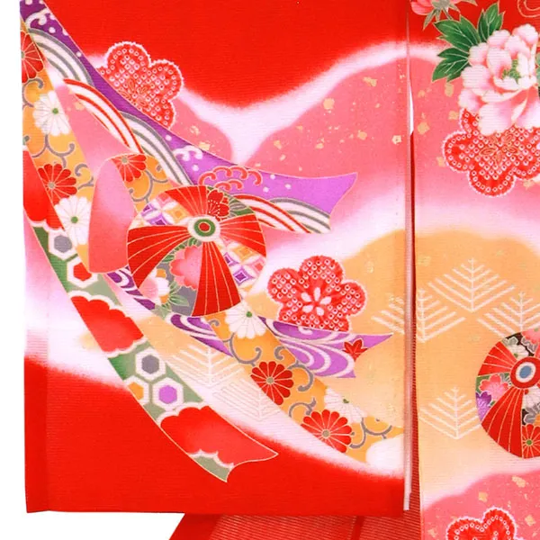 赤地に鈴と鞠、熨斗の絽の祝い着（産着）／女児 左袖