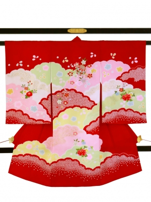 赤地に雲取りの祝い着