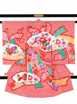  赤地の疋田（ひった）に花車と熨斗の祝い着